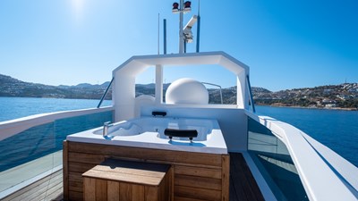  42 M STEEL  MOTOR YACHT 32 