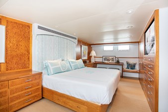 SOVEREIGN 26 Owner Stateroom
