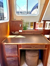 SEAGLASS 25 2006 American Tug 41: Pilot House Desk
