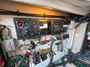 ALMAS DEL MAR 38 Engine control panel