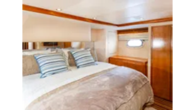 2007 Hatteras 64 Motor Yacht  32 