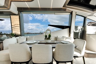 Yacht 30 Dining