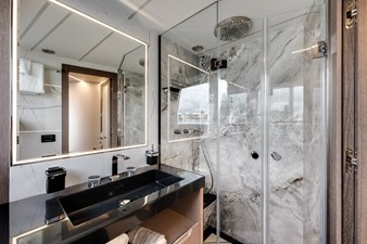 Yacht 58 Starboard Guest Head