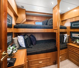 QUE SA-RAH SA-RAH 41 Guest Stateroom Port