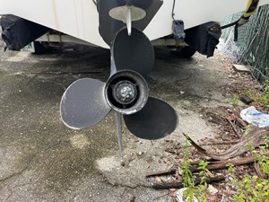 2004 Century 2300 Center Console 23 