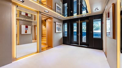 LOON 15 Loon 221' - Main Deck Foyer