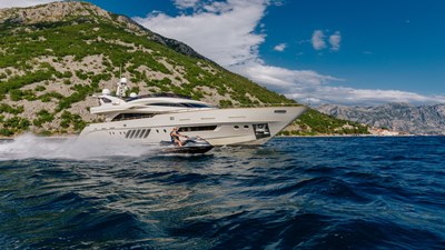 LADY MURA 5 4Yacht_ladymura_Superyacht_IYC_jetski1