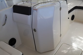 BAYLINER DX 2200 9 09. Head Door Closed