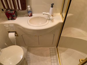 LUCHY 32 1995 SEA RAY 63 AFT HEAD