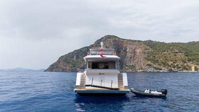 27m TRAWLER 4 4