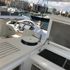 81935-3588701 10 80-2012-Sunseeker-Yacht-16
