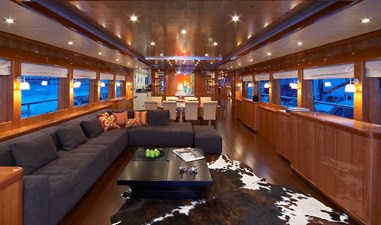 JOHNSON 110 FLYBRIDGE  1 Salon looking forward