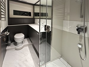 Princess X80 (X80034) 28 Fwd VIP guest bathroom