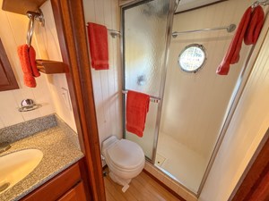 LITTLE LADY 39 Master Ensuite Head