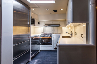 CABOCHON 53 51. Galley.
