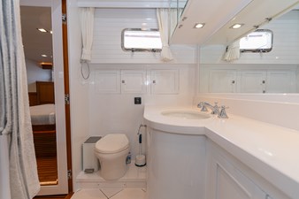 PARAIBA 33 Master Stateroom Portside Head