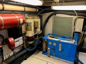 LUCHY 47 1995 SEA RAY 63 ENGINE ROOM EQUIPMENT