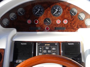 Carpe Diem 60 61_Flybridge Helm Station 2