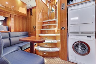OSSUM DREAM 46 Crew Lounge  
