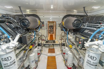 C'EST LA VIE 52 056 Engine Room facing Aft