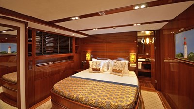35 M DELUXE MOTORSAILOR 16 12b