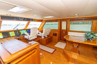 C'EST LA VIE 38 041 Command Bridge facing Starbaord Forward