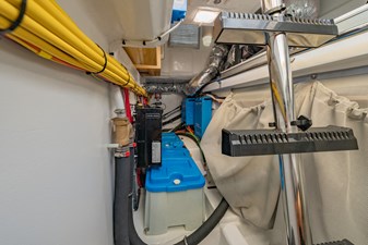 LOLA  41 Starboard Storage