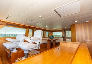 C'EST LA VIE 37 040 Command Bridge facing Starboard Aft