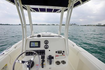 2015 Boston Whaler 220 Outrage 22 