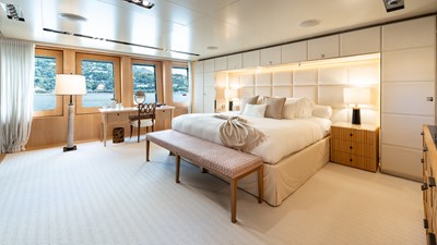 LOON 17 Loon 221' -  Main Deck Master tateroom