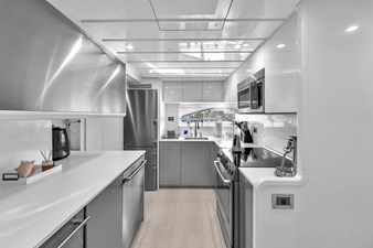 Ferretti Yachts Custom Line 94 30 