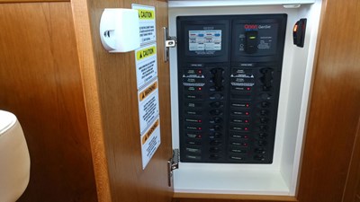 King Fish 9 2018 Riviera 43 Open Bridge electric system