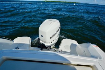 Boston Whaler 230 Vantage 9 9