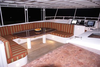 Victoria 30 Flybridge Dining