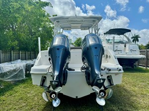 - 4 5_2021 24ft Robalo R247 Dual Console