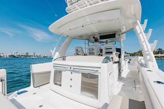 Boston Whaler 420 Outrage 28 