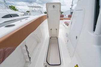 TWIN VEE 34 GFX 20 Port Side Fishbox