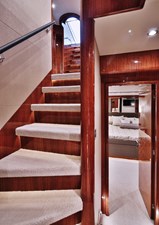 JOHNSON 80' FLYBRIDGE W/HYDRAULIC PLATFORM  10 Lower accommodation foyer  