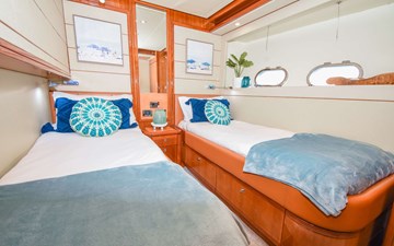 - 13 14_2006 88ft Ferretti Yachts 881 INDULGE II