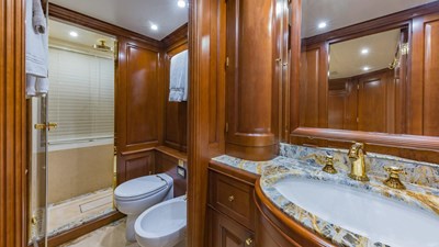 NAMASTE 22 Lower Deck Starboard VIP Ensuite