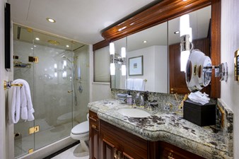 SARABETH 32 Guest Bath-Port