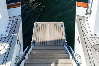 CABOCHON 33 32. Aft boarding platform.