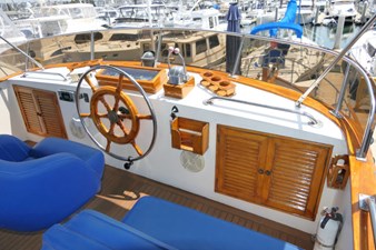 LOVE U 2 58 Flybridge Helm1