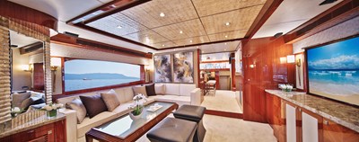 JOHNSON 80' FLYBRIDGE W/HYDRAULIC PLATFORM  1 Salon looking fwd  