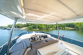 C'EST LA VIE 27 Flybridge Helm