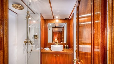 CHANTELLA 16 BATHROOM