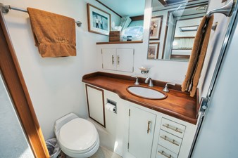 SHARK 22 Guest Head Aft
