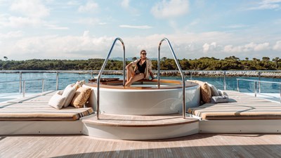 LOON 55 Loon 221' - Bridge Deck Jacuzzi and Lounge Area