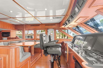 SEAS TO SEE 5 Pilothouse