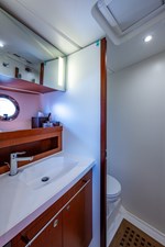 DON'T WAKE ME 24 44_swift_troller_dont_make_me_forward_stateroom_head_1